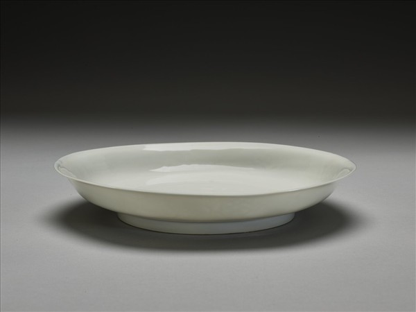 白瓷八寶番蓮紋盤