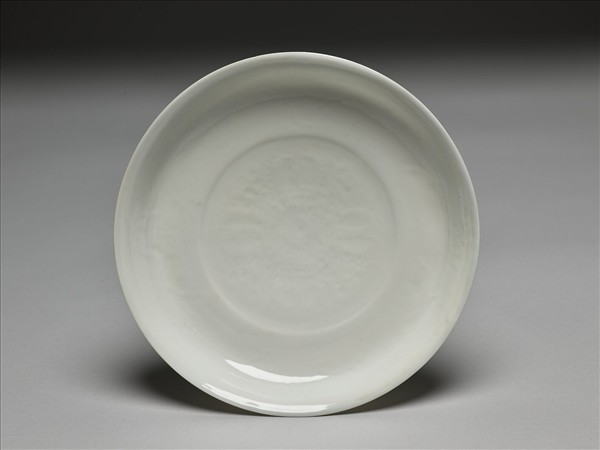 白瓷八寶番蓮紋盤