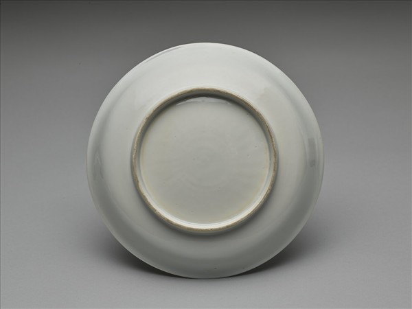 白瓷八寶番蓮紋盤