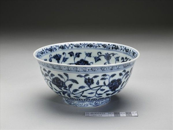青花纏枝花卉紋碗
