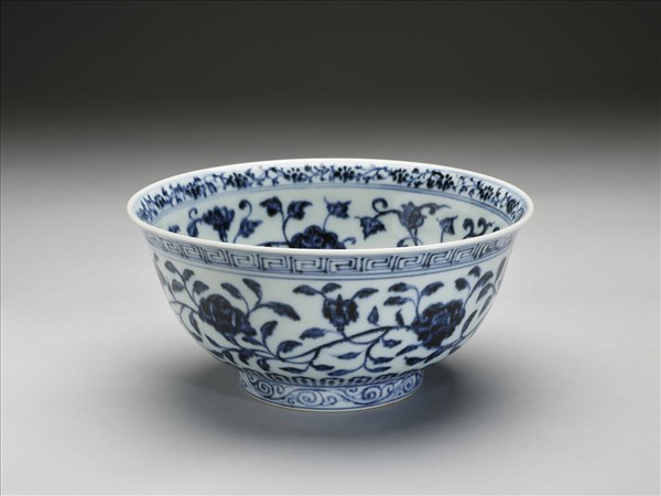 青花纏枝花卉紋碗