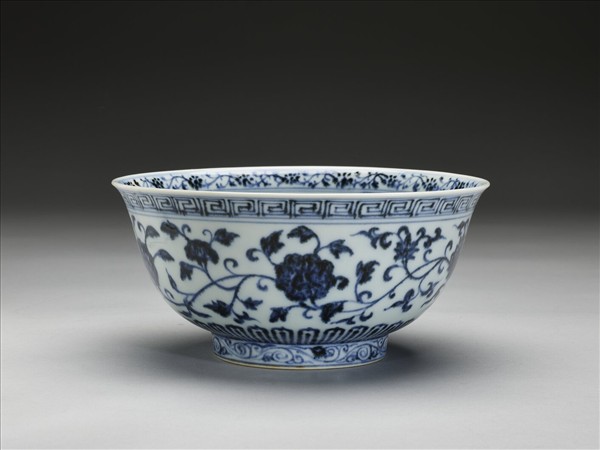 青花纏枝花卉紋碗