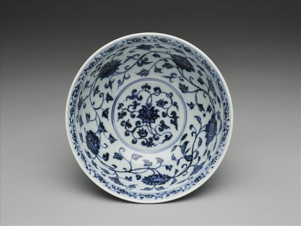 青花纏枝花卉紋碗