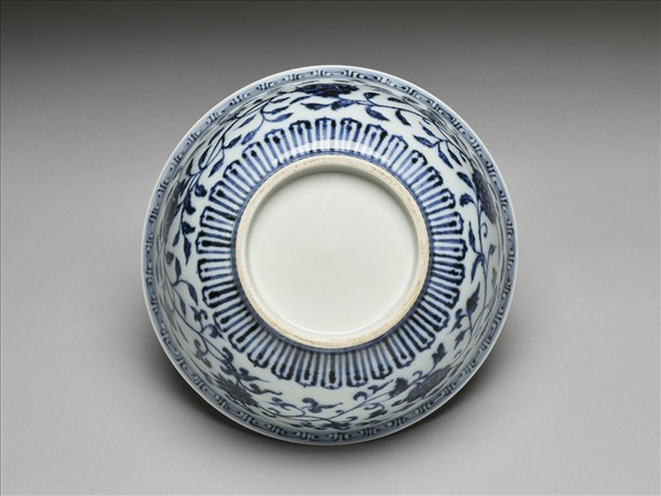 青花纏枝花卉紋碗