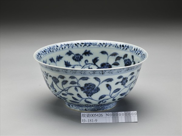 青花纏枝花卉紋碗