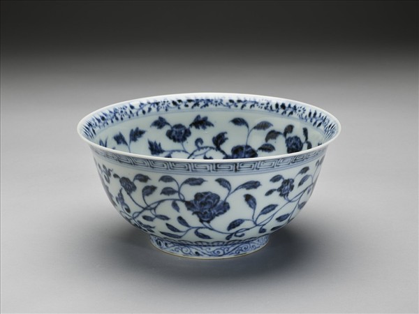 青花纏枝花卉紋碗