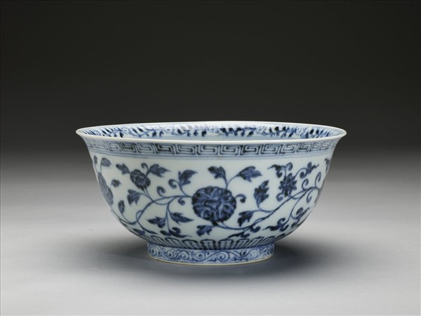 青花纏枝花卉紋碗