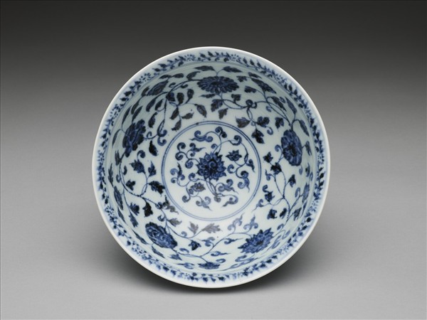 青花纏枝花卉紋碗