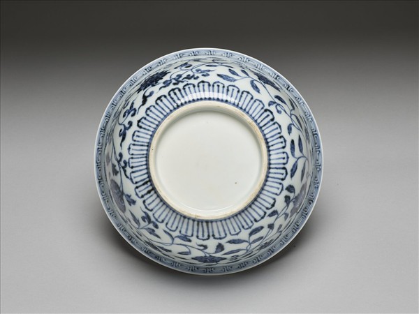 青花纏枝花卉紋碗