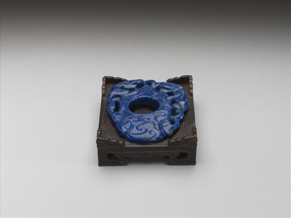 芮氏刻肋海膽標本與青金石韘形佩