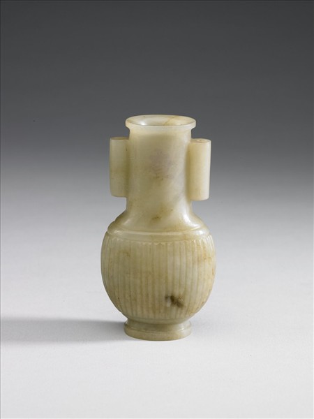 玉直棱紋貫耳瓶