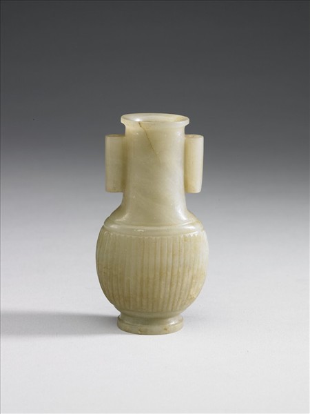 玉直棱紋貫耳瓶