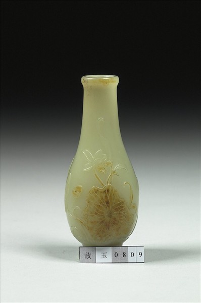 玉荷花紋瓶