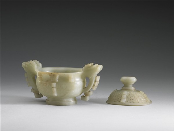 玉獸面紋龍耳爐