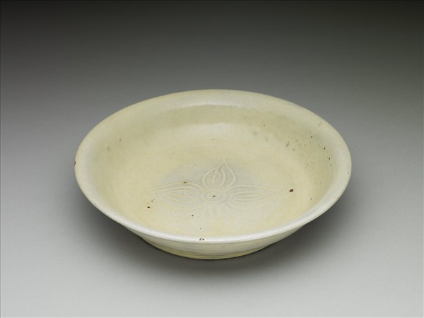 緬甸 15-16世紀 白釉劃花盤