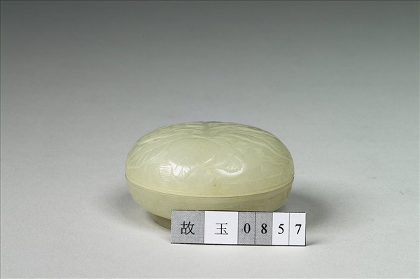 玉雕花盒