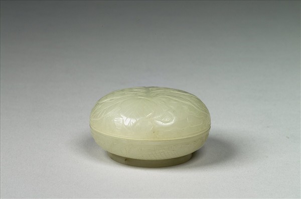 玉雕花盒