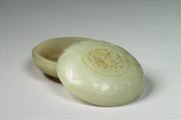玉雕花盒