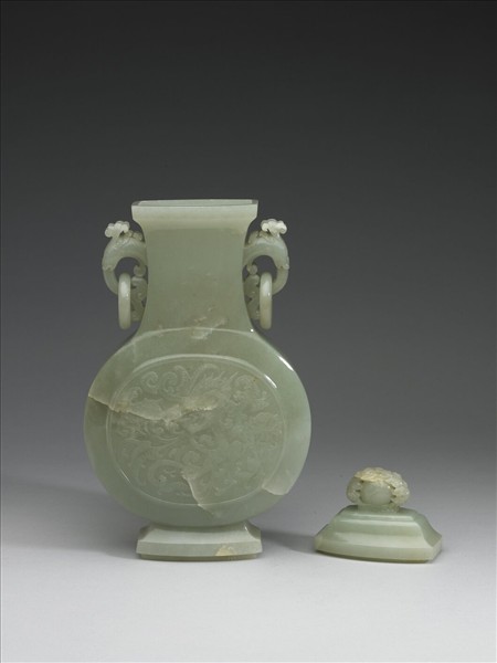 玉穿花龍紋環耳扁瓶