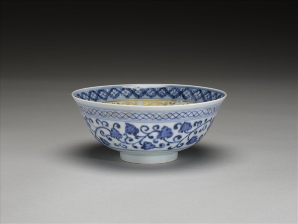 青花描金蓮花紋碗