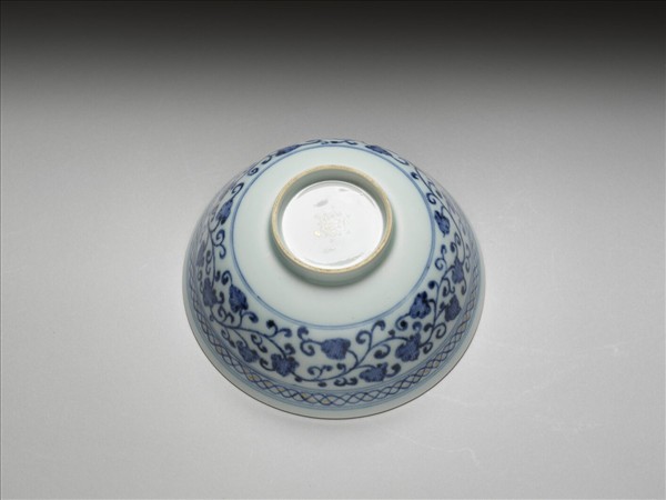 青花描金蓮花紋碗