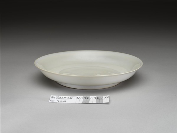 白瓷八寶番蓮紋盤