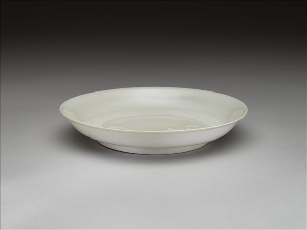 白瓷八寶番蓮紋盤