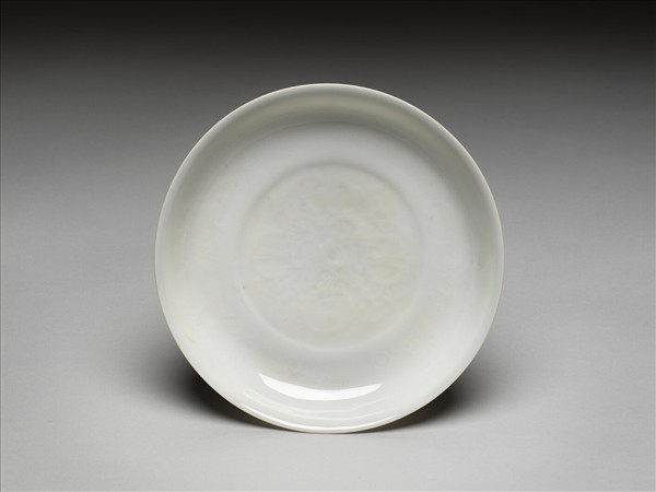 白瓷八寶番蓮紋盤