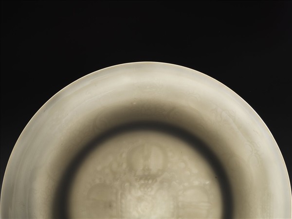 白瓷八寶番蓮紋盤