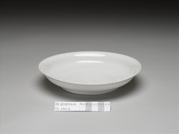 白瓷八寶番蓮紋盤