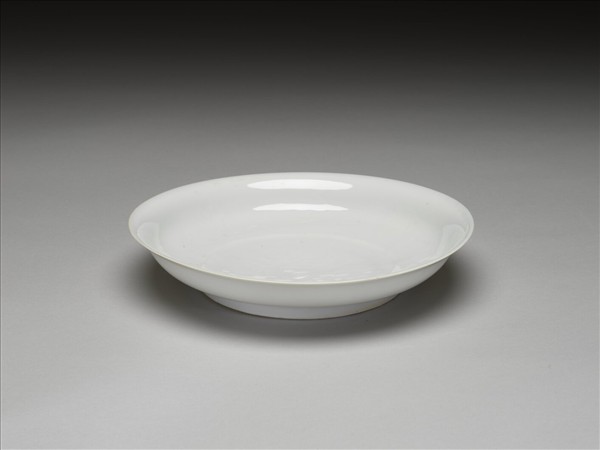 白瓷八寶番蓮紋盤