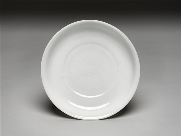 白瓷八寶番蓮紋盤