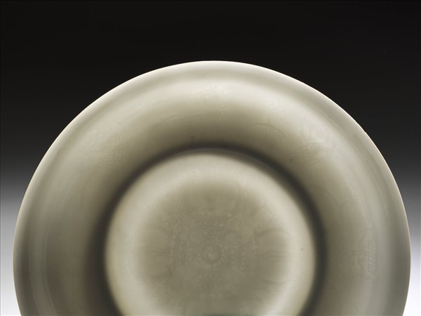 白瓷八寶番蓮紋盤