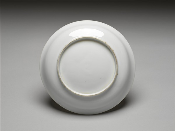 白瓷八寶番蓮紋盤