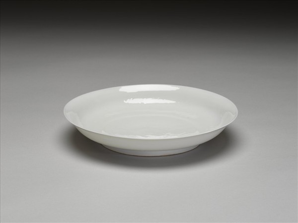 白瓷八寶番蓮紋盤