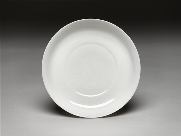 白瓷八寶番蓮紋盤