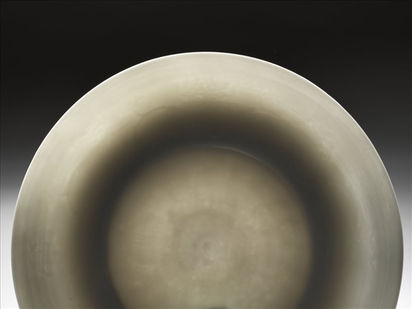 白瓷八寶番蓮紋盤