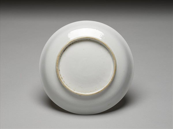 白瓷八寶番蓮紋盤