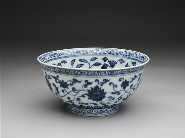 青花纏枝花卉紋碗