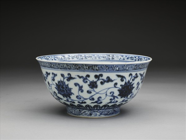 青花纏枝花卉紋碗