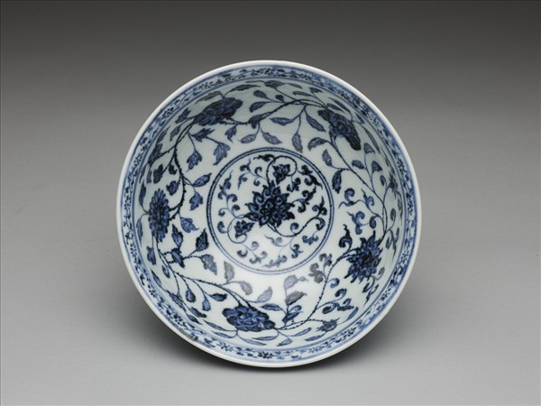 青花纏枝花卉紋碗