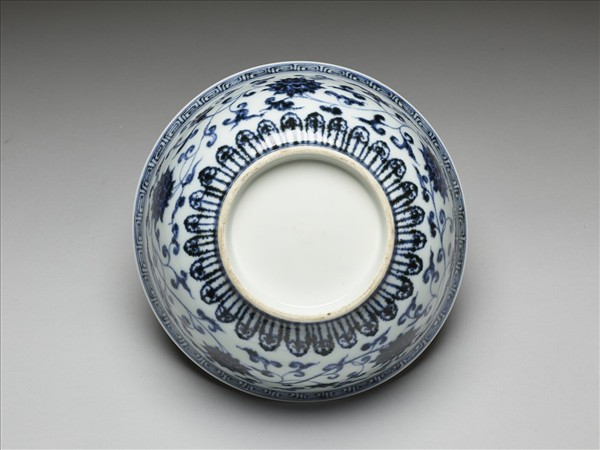 青花纏枝花卉紋碗