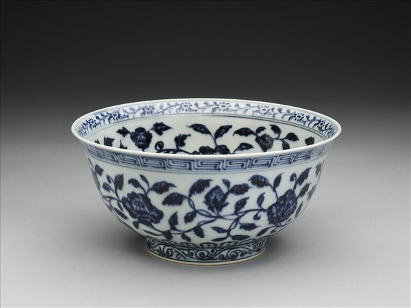 青花纏枝花卉紋碗