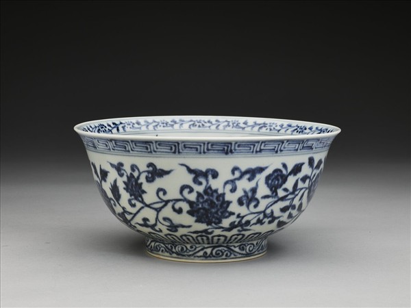 青花纏枝花卉紋碗