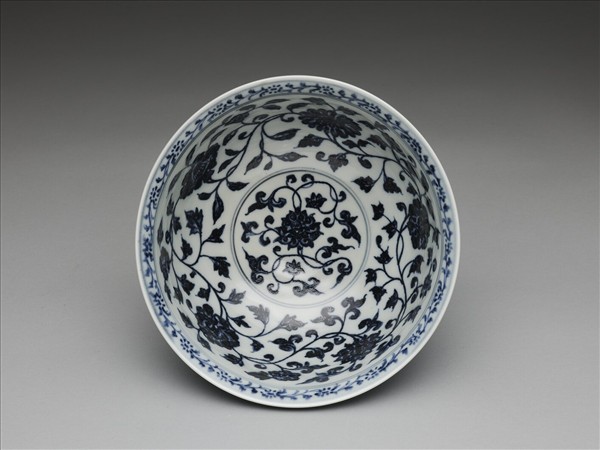青花纏枝花卉紋碗