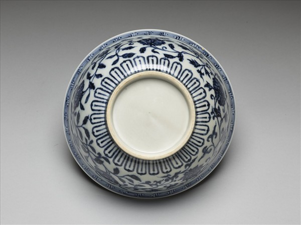 青花纏枝花卉紋碗