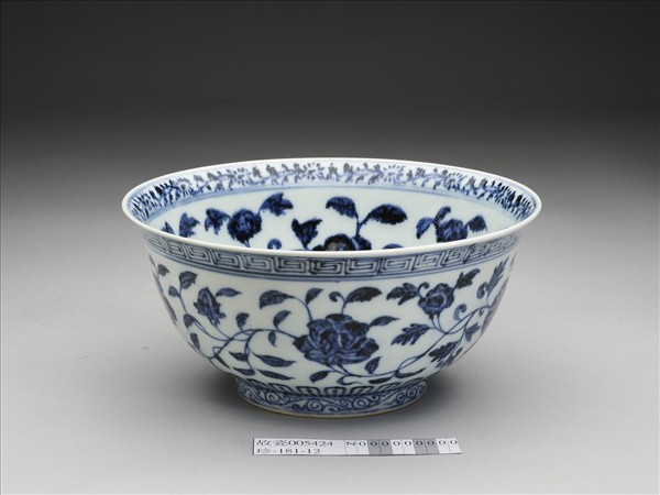 青花纏枝花卉紋碗