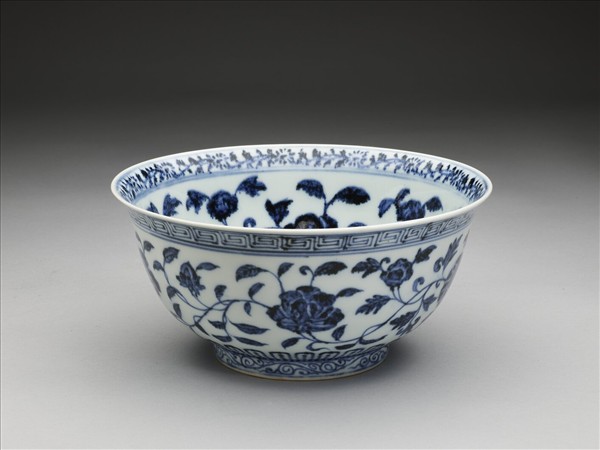 青花纏枝花卉紋碗