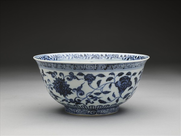 青花纏枝花卉紋碗