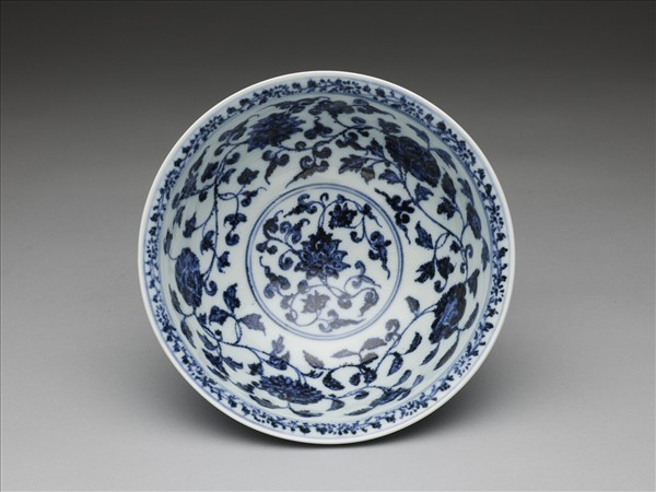 青花纏枝花卉紋碗